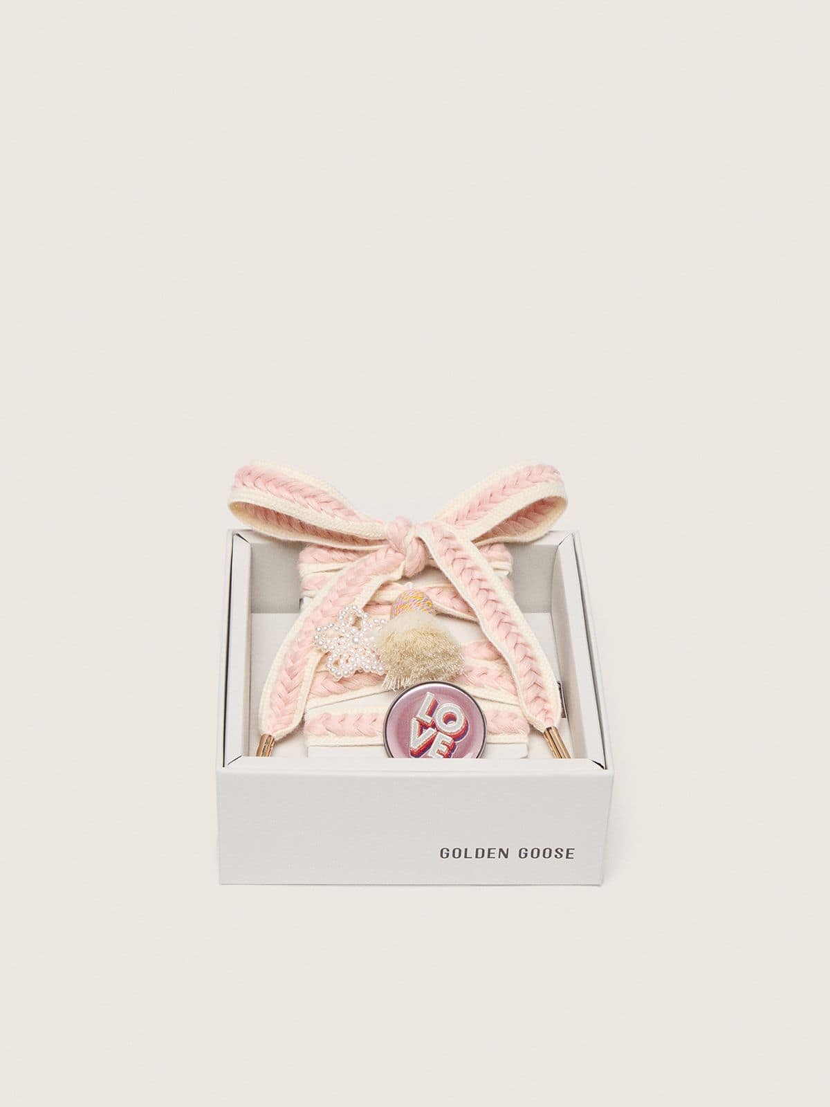 Golden Goose Skins laccio beige chiaro con intrecci rosa, spilla e applicazioni