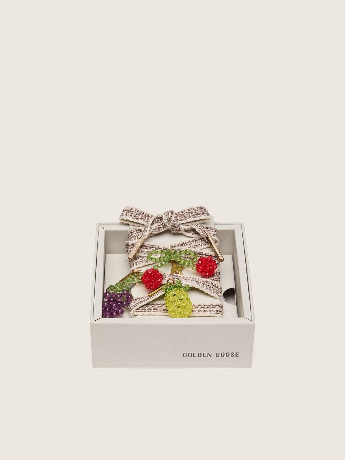 Golden Goose Skins ricamata a righe nei toni del crema e tortora con tre charm in perline a forma di frutta
