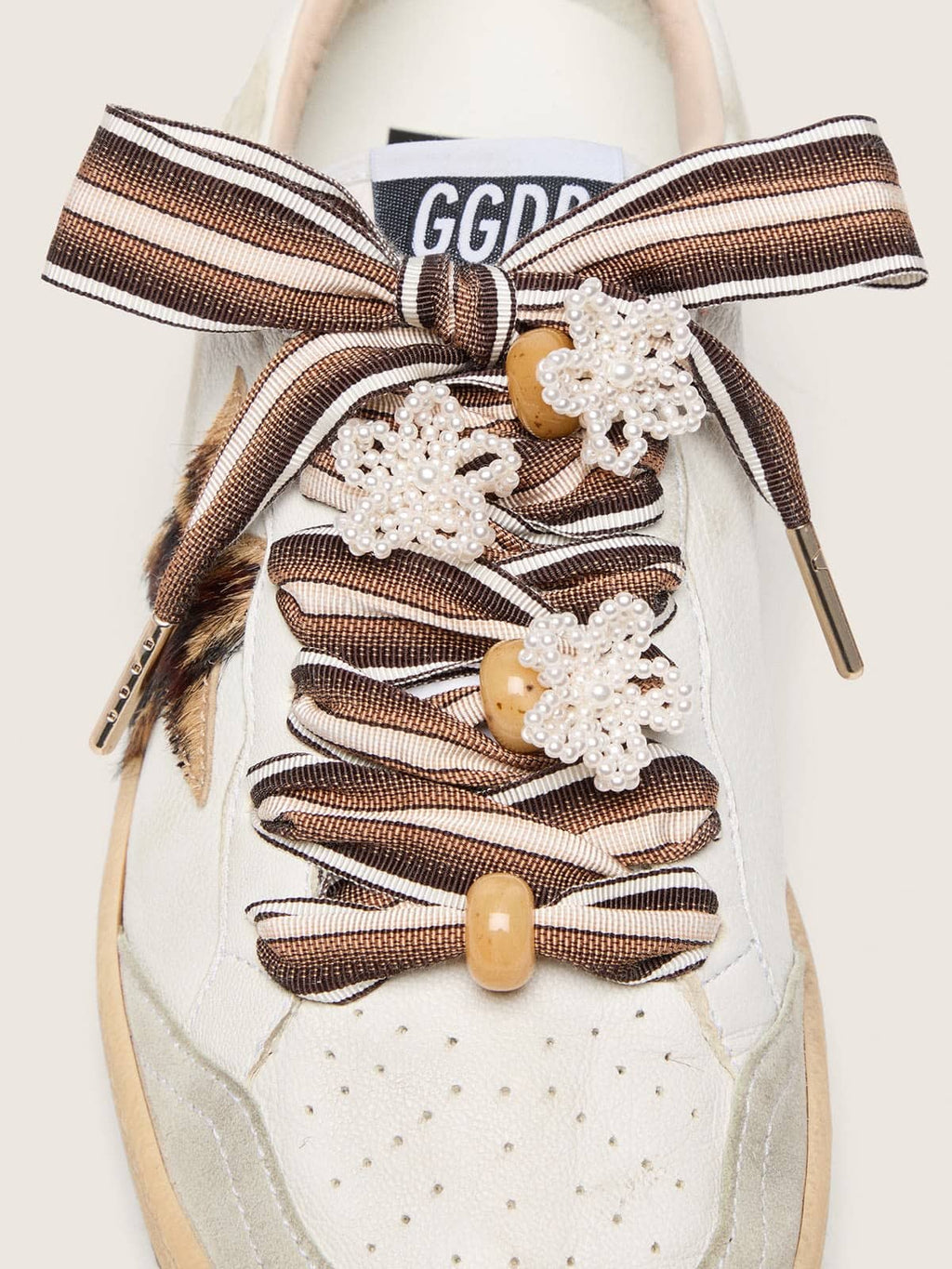 Golden Goose Skins a righe nei toni del marrone con applicazioni in perline a forma di fiore