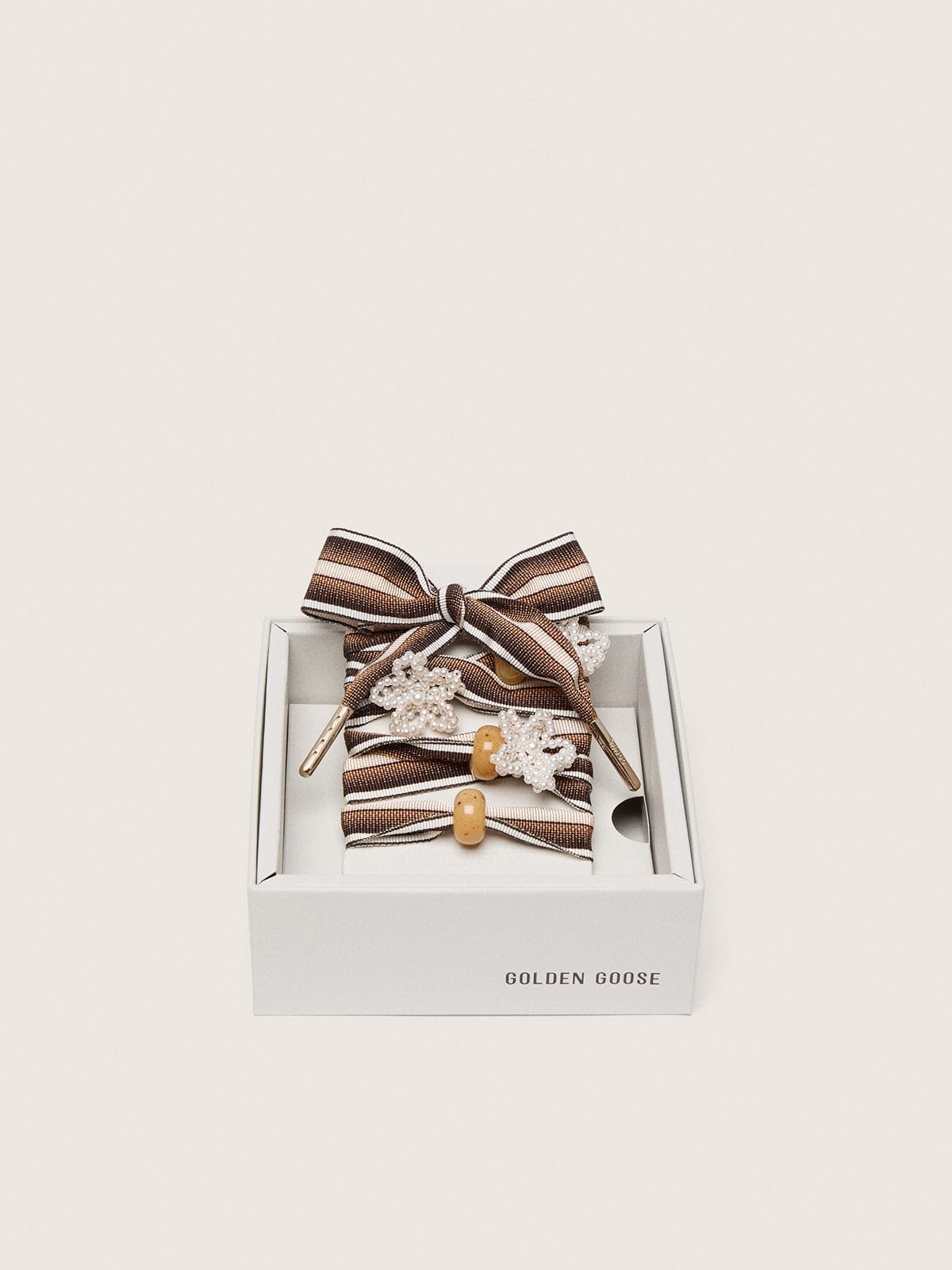 Golden Goose Skins a righe nei toni del marrone con applicazioni in perline a forma di fiore