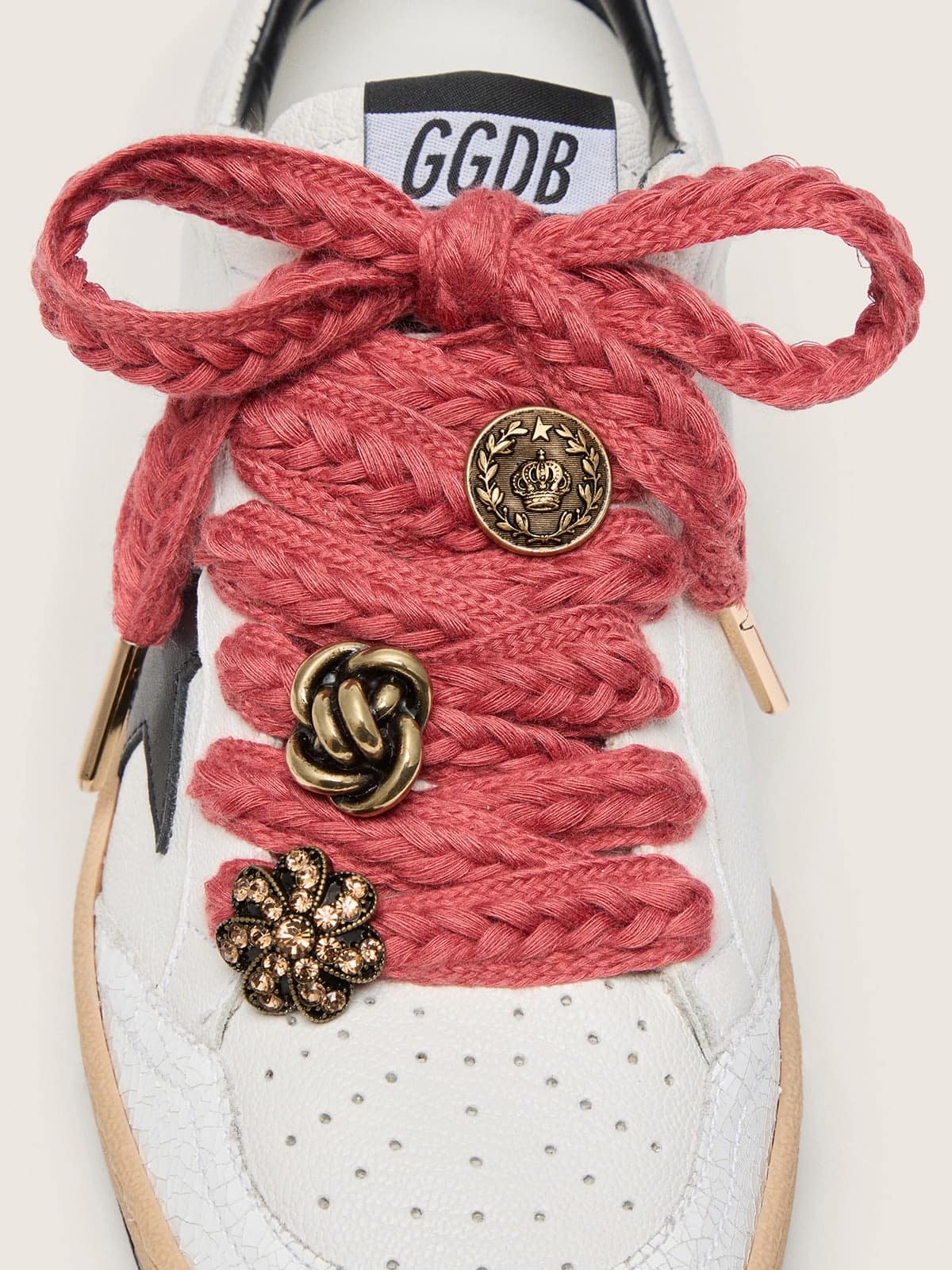 Golden Goose Skins intrecciata color terracotta con tre applicazioni gioiello color bronzo