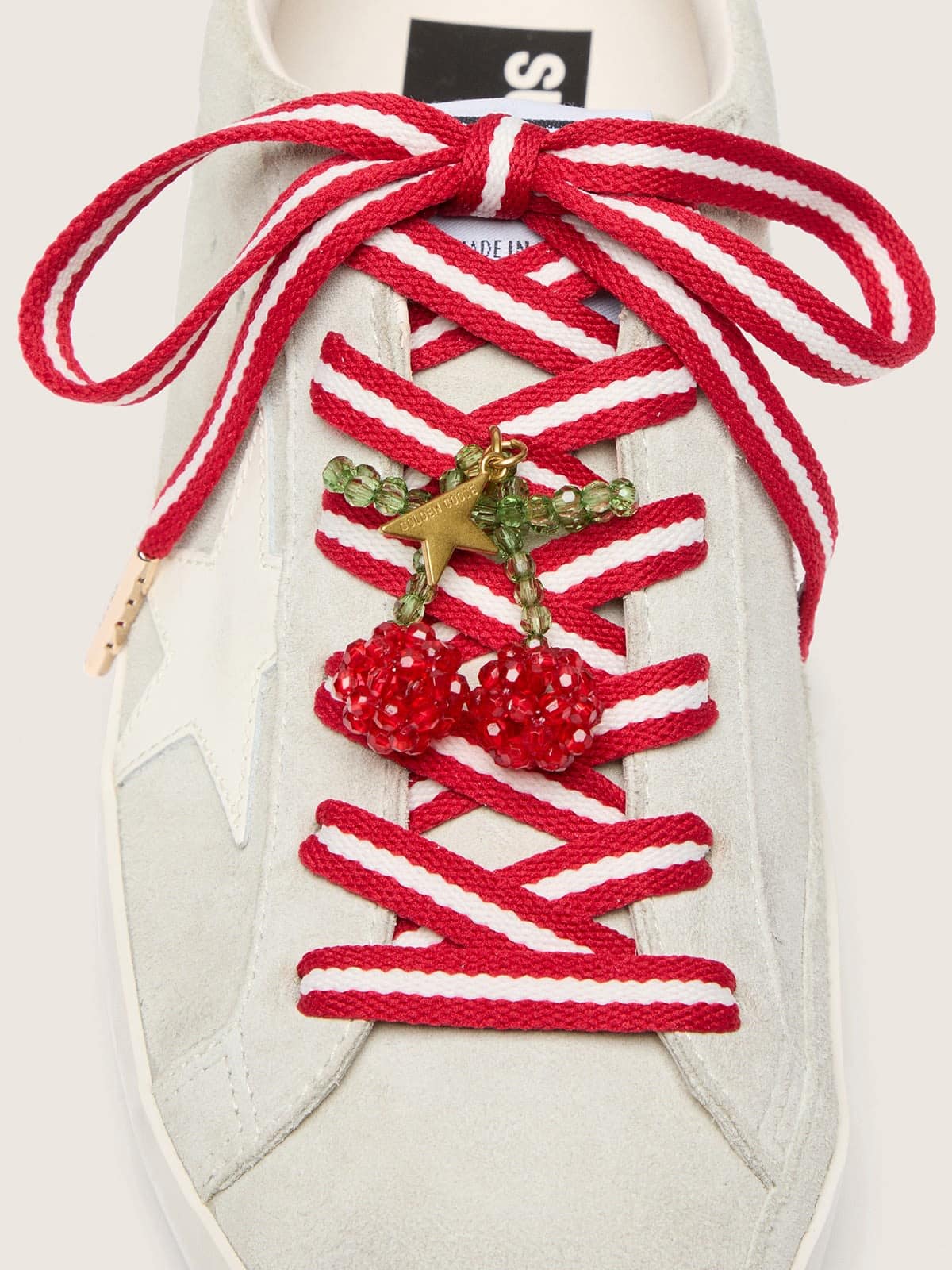 Golden Goose Skins laccio rosso e bianco con charm a forma di ciliegie