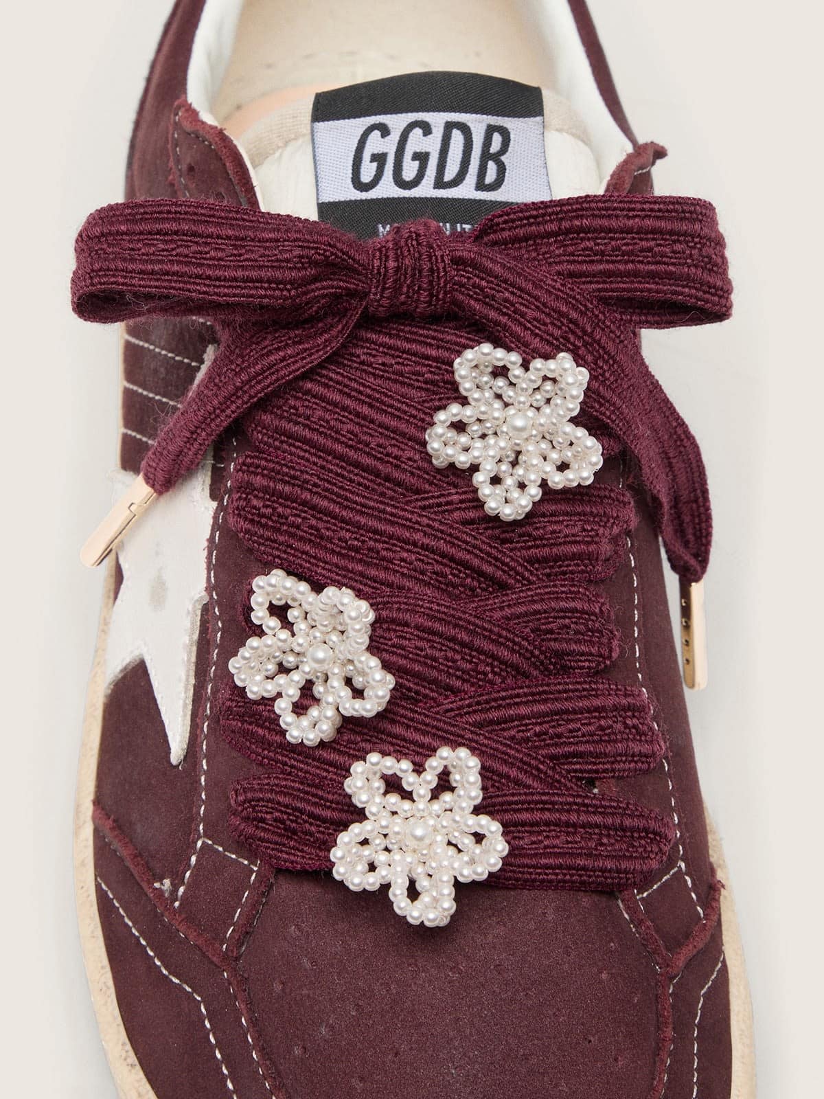 Golden Goose Skins in lana color bordeaux con tre applicazioni in perline a forma di fiore