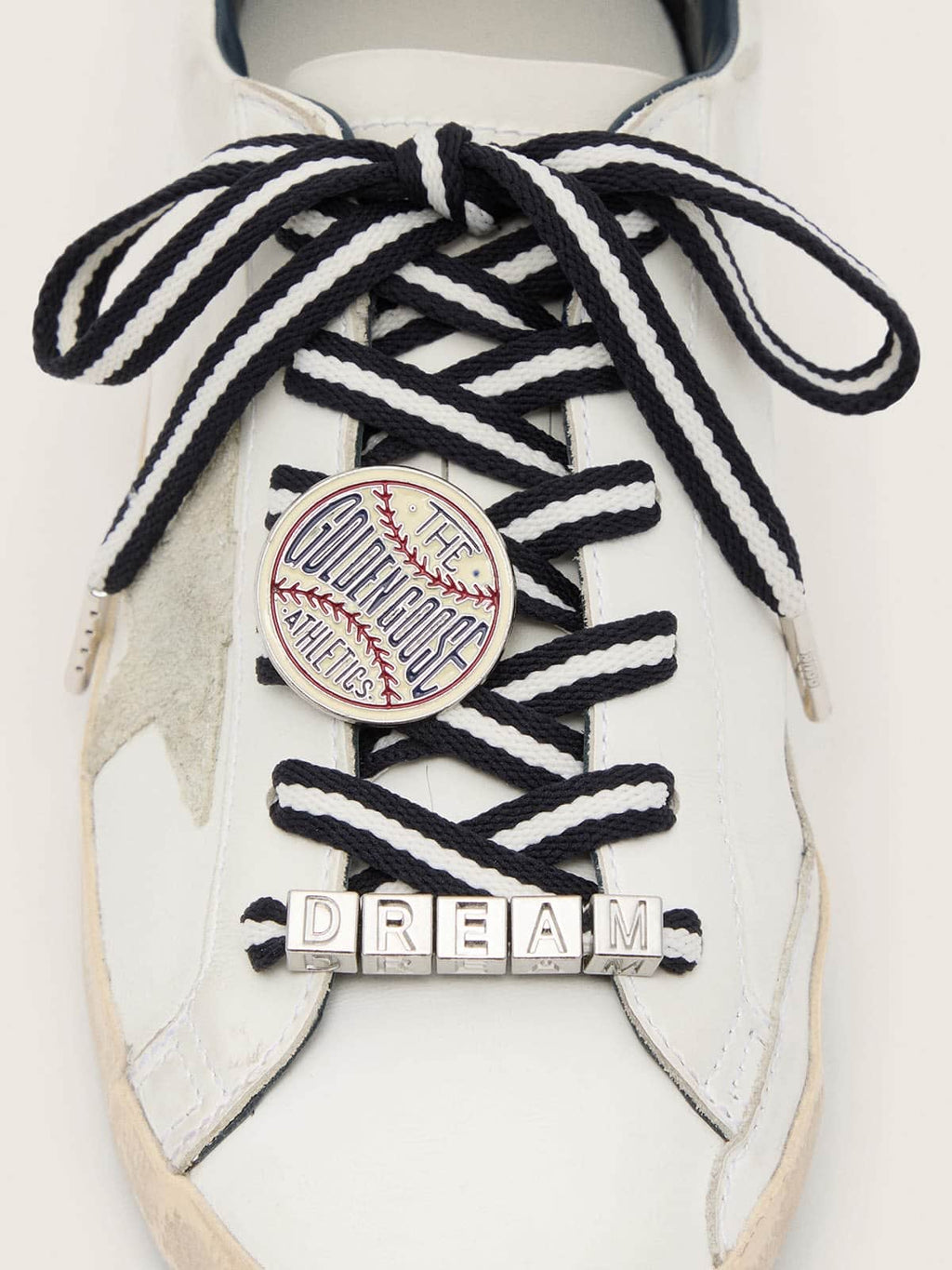 Golden Goose Skins a righe crema e blu scuro con spilla e applicazione argento