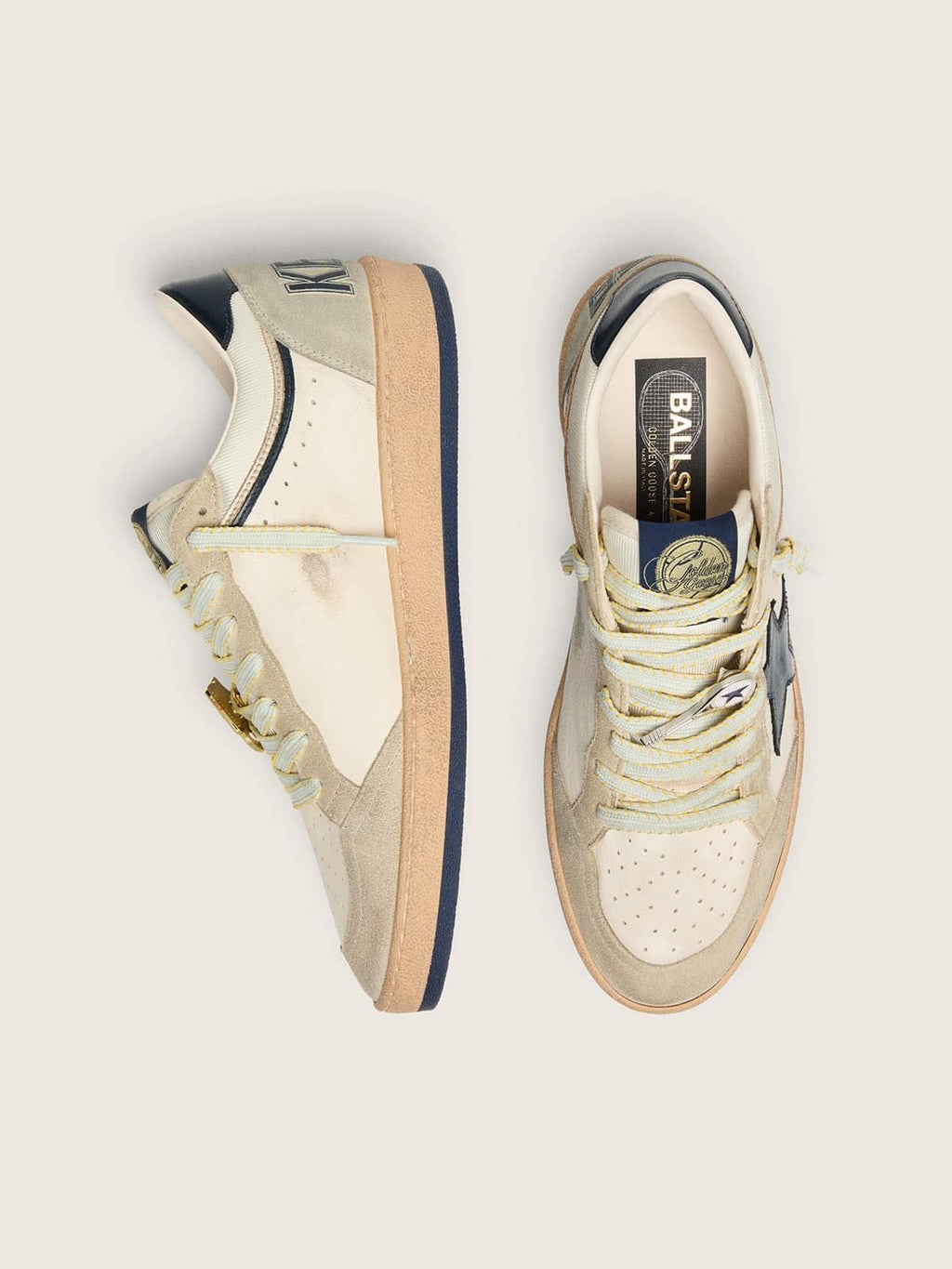 Golden Goose Skins laccio bianco/grigio chiaro con ricamo giallo con spille a forma di racchetta e tazza