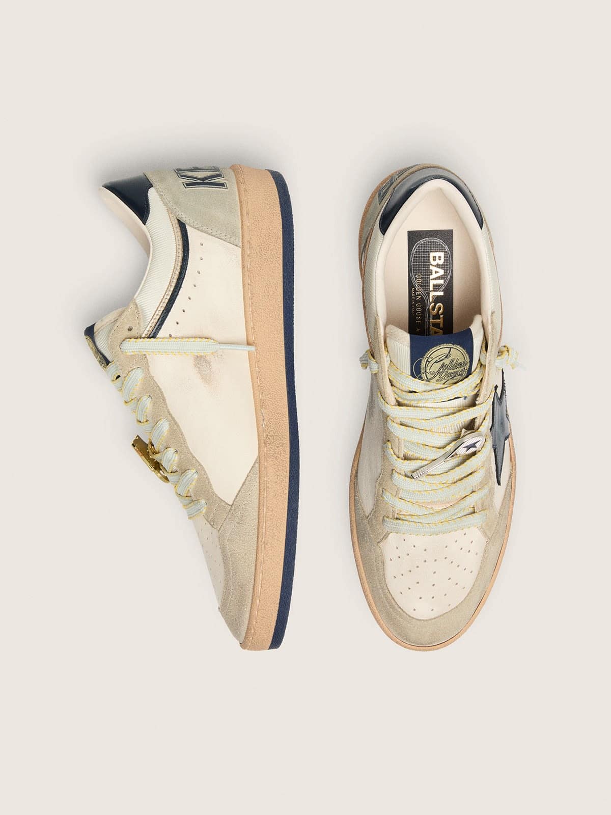 Golden Goose Skins laccio bianco/grigio chiaro con ricamo giallo con spille a forma di racchetta e tazza