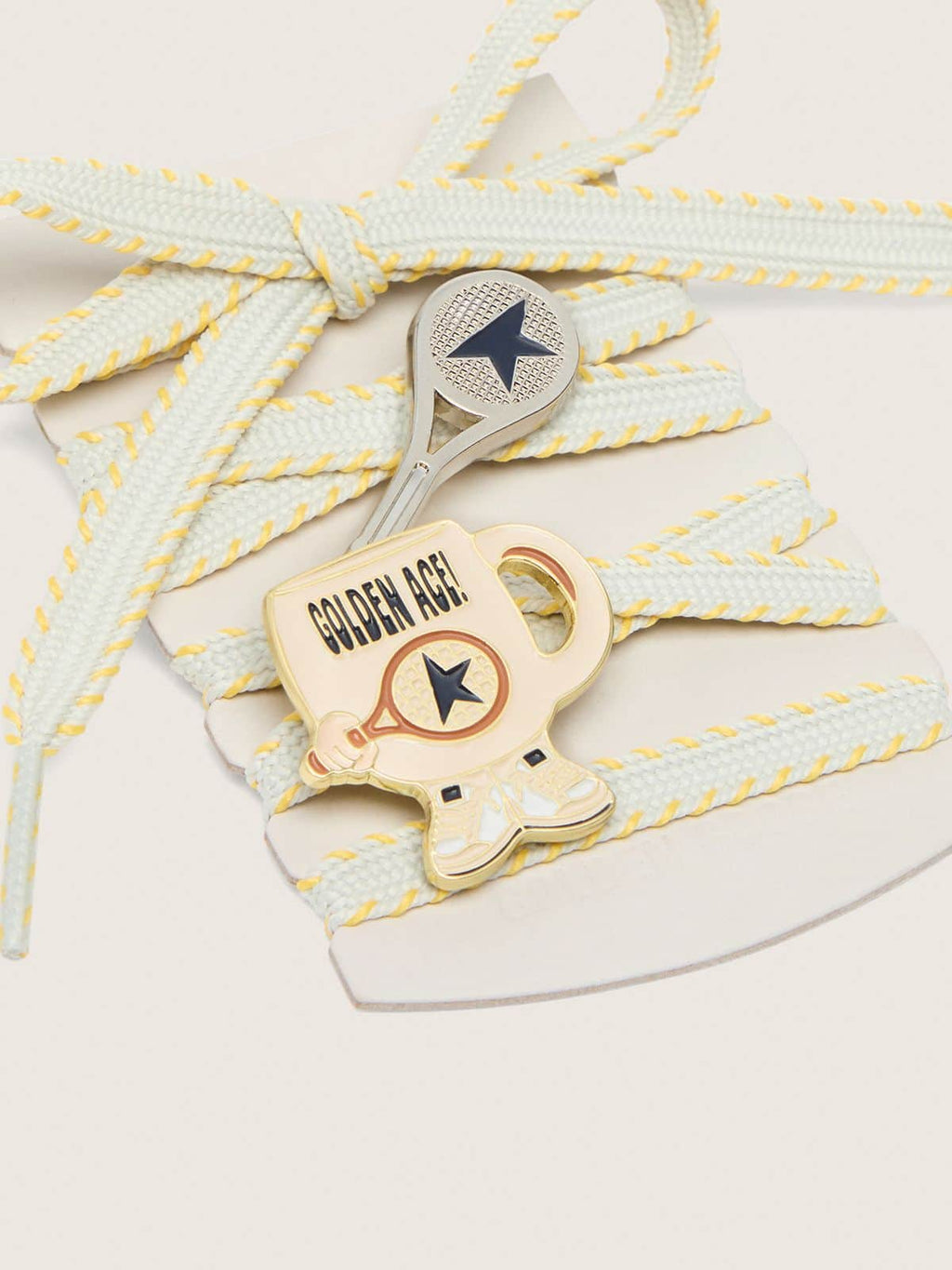 Golden Goose Skins laccio bianco/grigio chiaro con ricamo giallo con spille a forma di racchetta e tazza