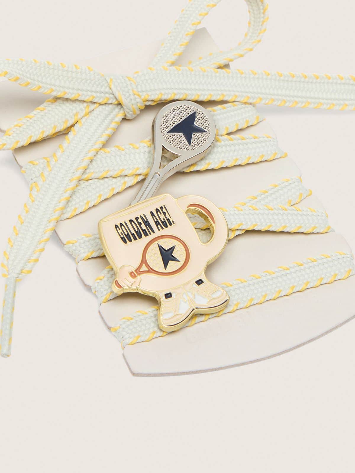 Golden Goose Skins laccio bianco/grigio chiaro con ricamo giallo con spille a forma di racchetta e tazza