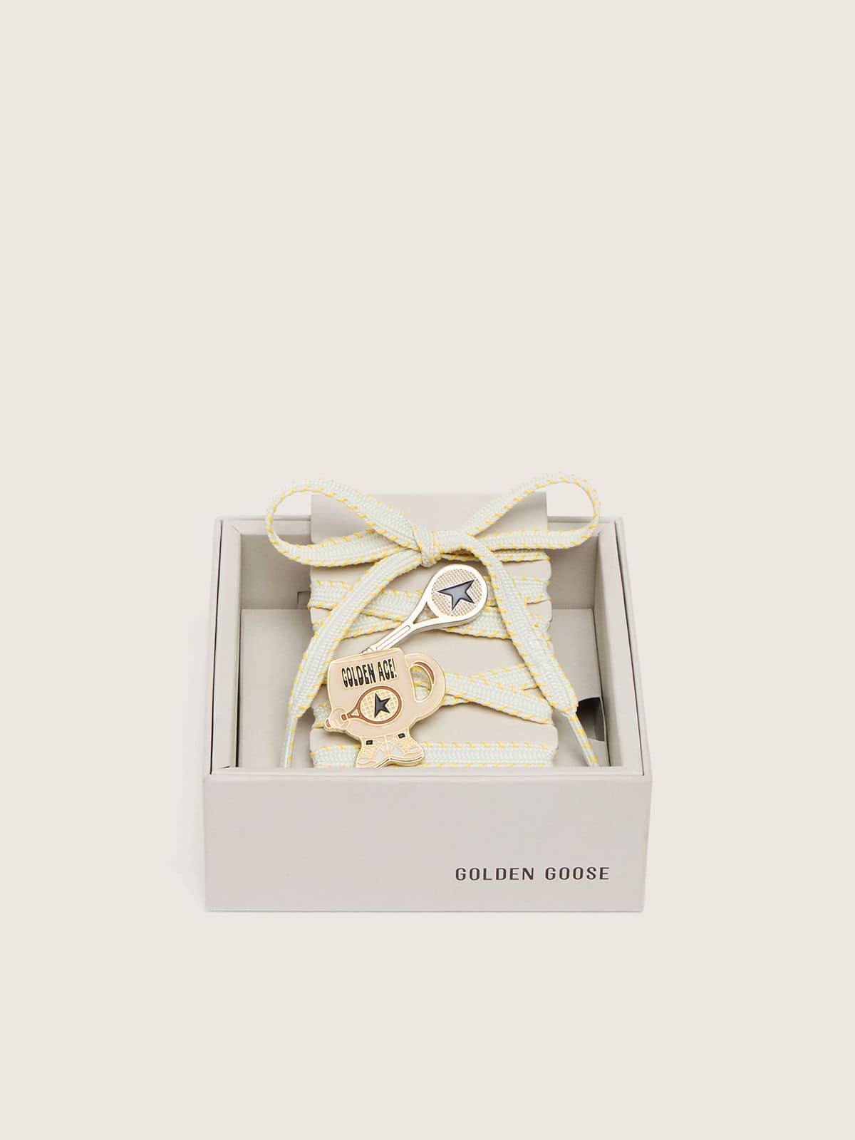 Golden Goose Skins laccio bianco/grigio chiaro con ricamo giallo con spille a forma di racchetta e tazza