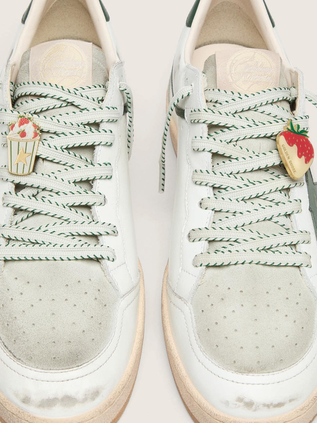Golden Goose Skins laccio bianco con ricamo verde bosco con spille a tema fragole