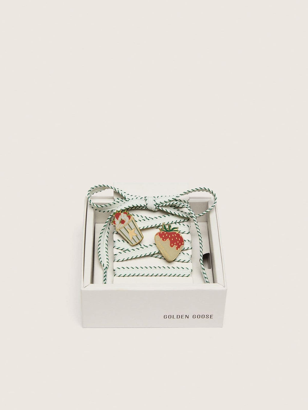 Golden Goose Skins laccio bianco con ricamo verde bosco con spille a tema fragole