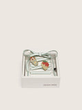 Golden Goose Skins laccio bianco con ricamo verde bosco con spille a tema fragole
