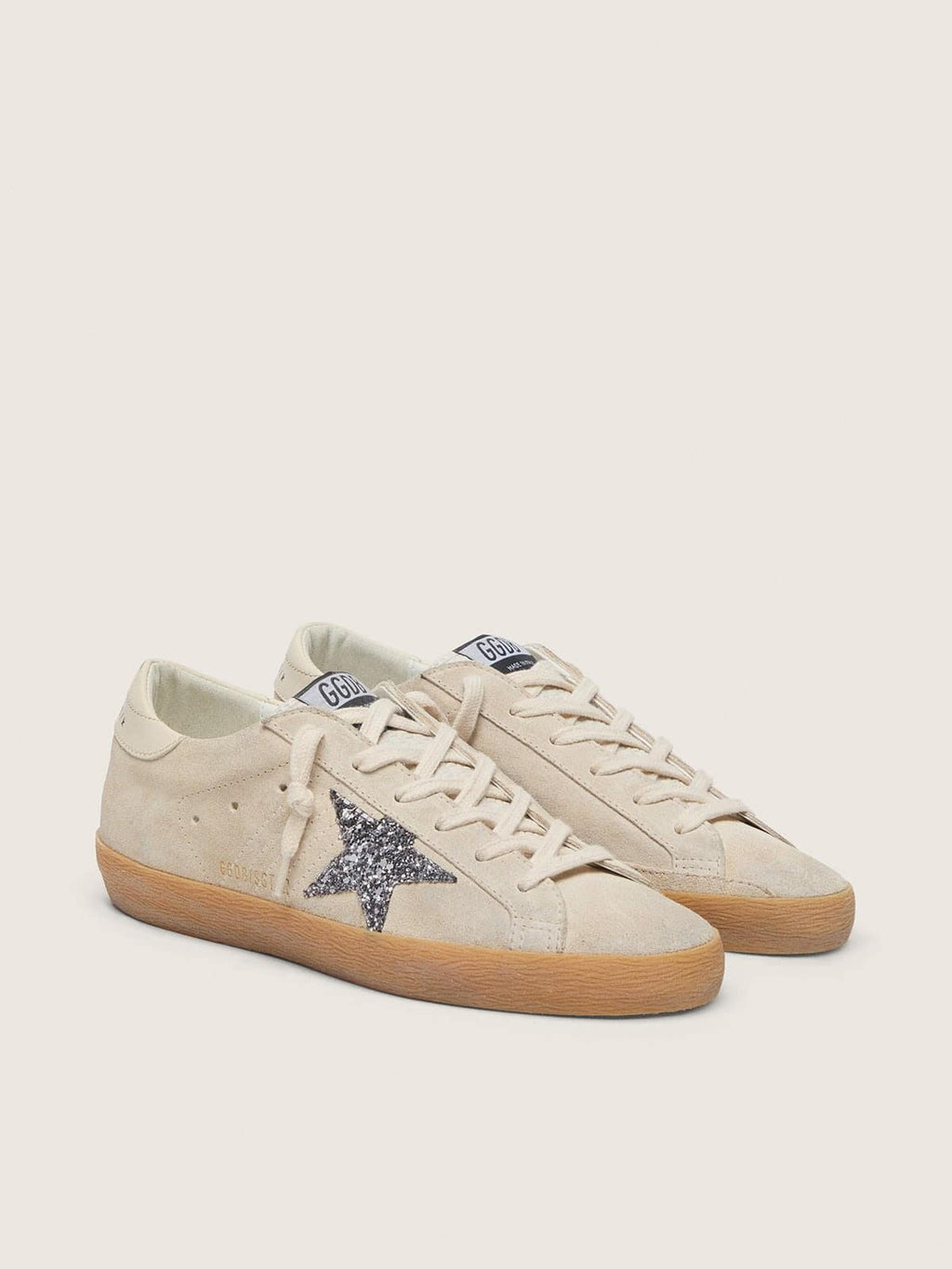 Golden Goose Super-Star Donna in Suede Grigio Ghiaccio con Stella in Glitter Argento e Talloncino in Pelle