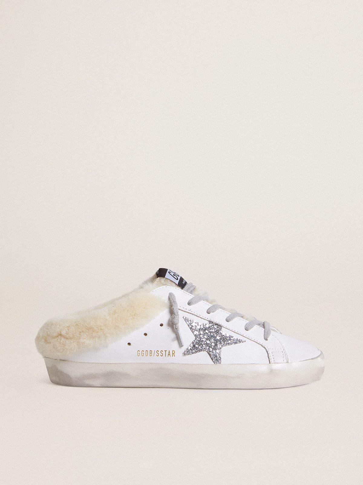 Golden Goose Super-Star Sabot in Pelle Bianca e Fodera in Shearling con Stella Argento