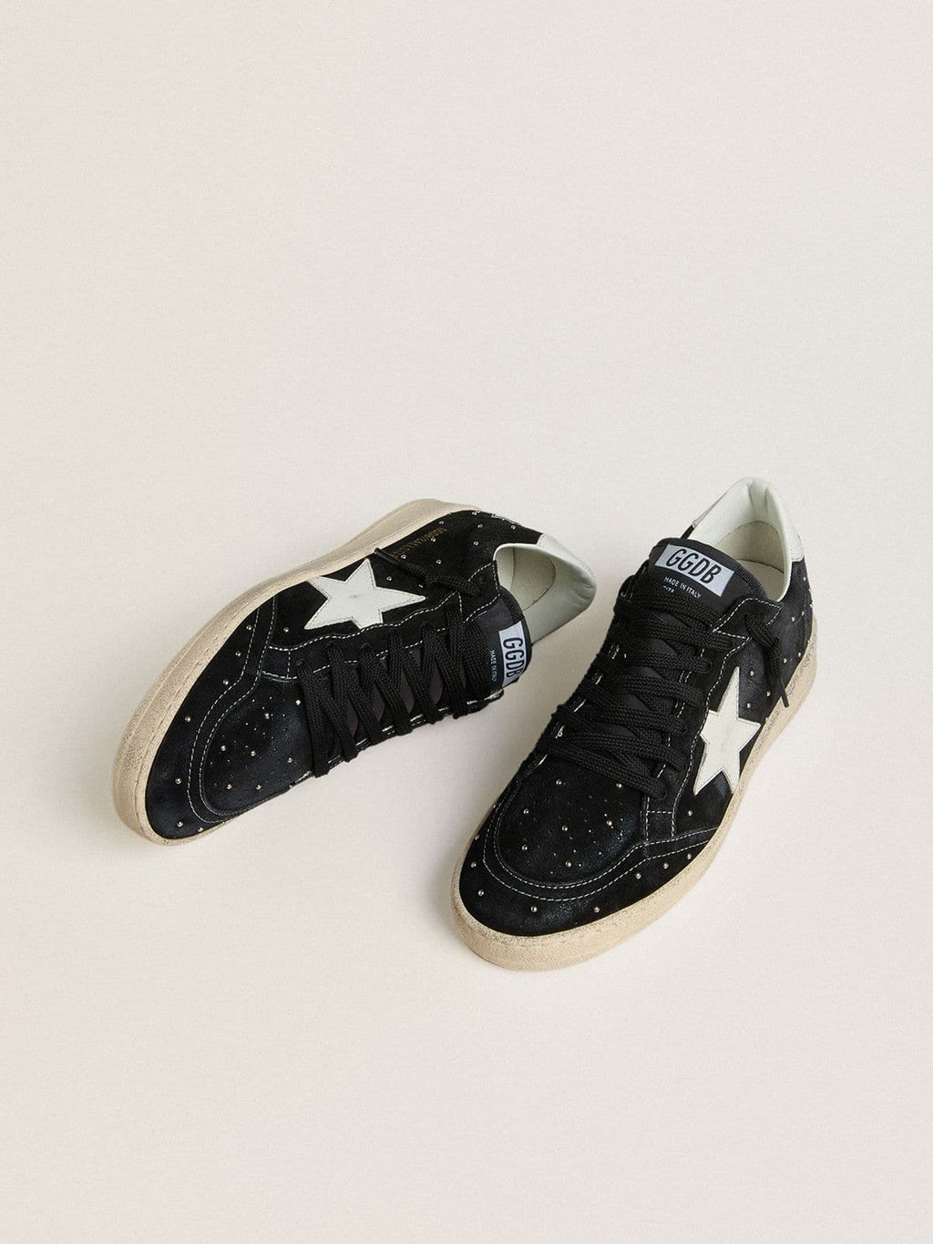 Golden Goose Ball Star Donna in Suede Nero con Borchie e Stella in Pelle Bianca