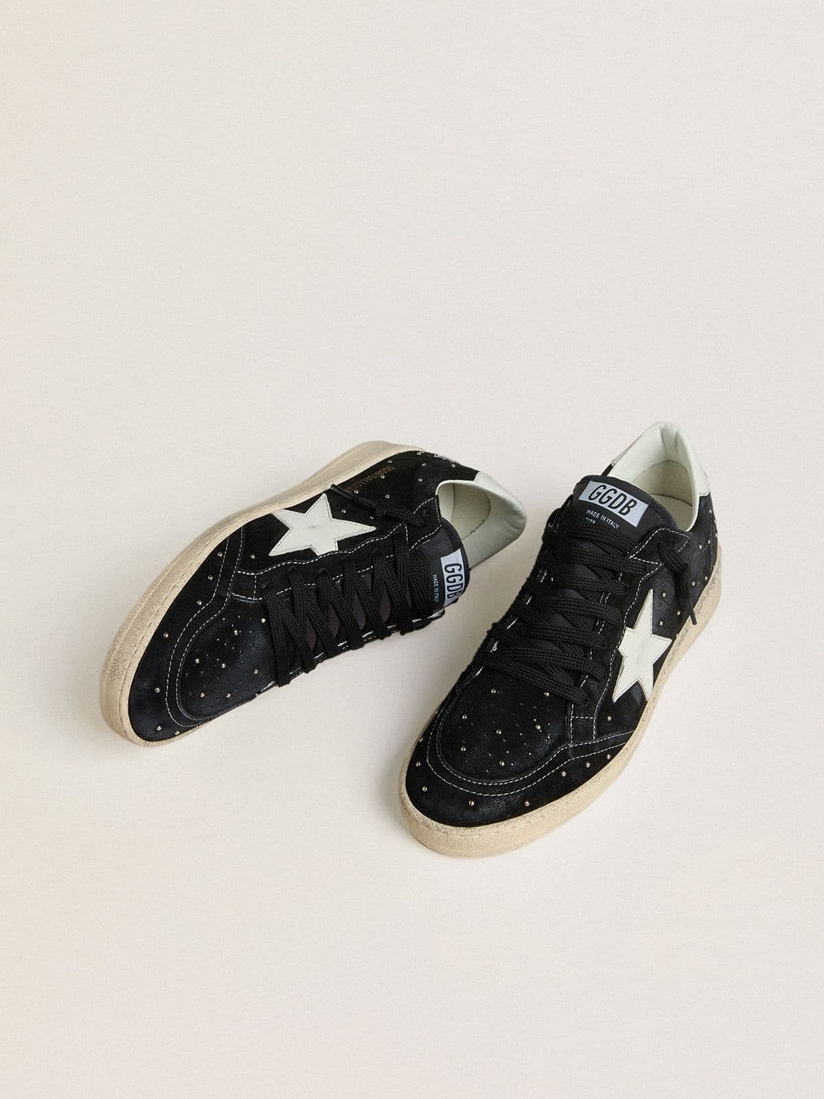 Golden Goose Ball Star Donna in Suede Nero con Borchie e Stella in Pelle Bianca