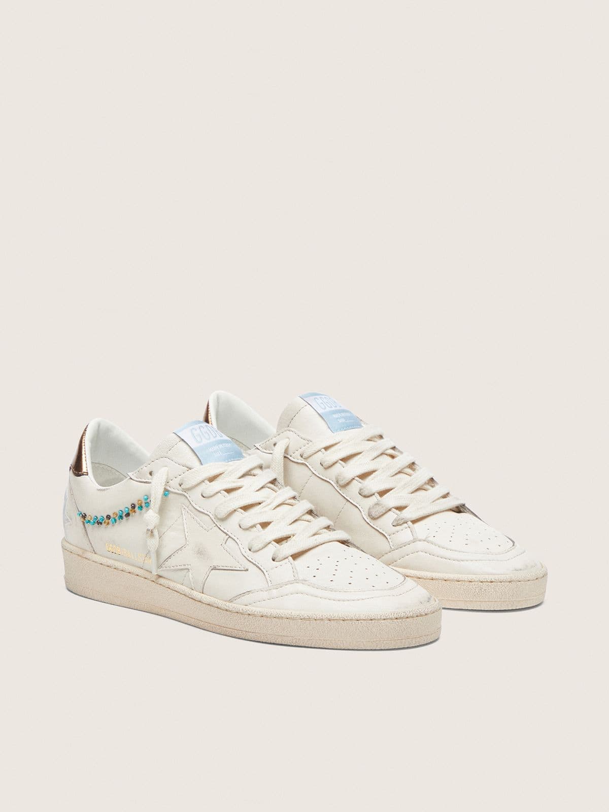 Golden Goose Ball Star Donna in Pelle Crema con Stella Ton Sur Ton e Perline Applicate