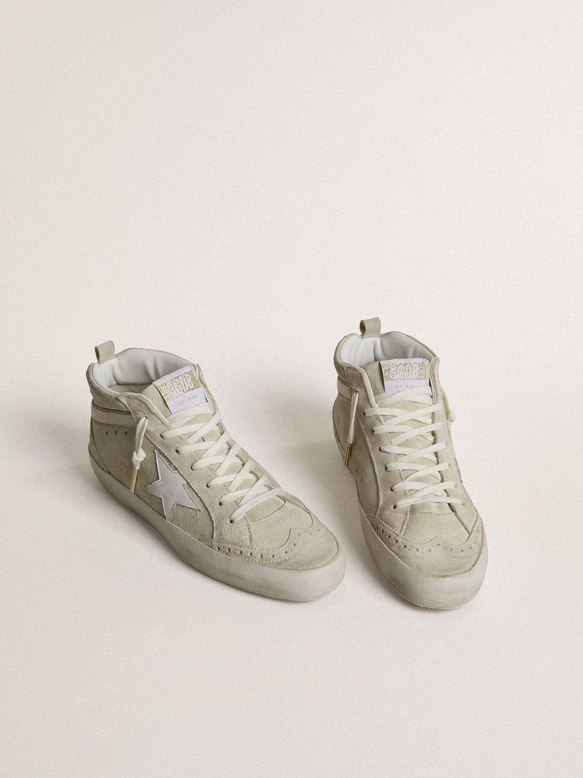 Golden Goose Mid Star in Suede Color Grigio Chiaro con Stella in Pelle Bianca