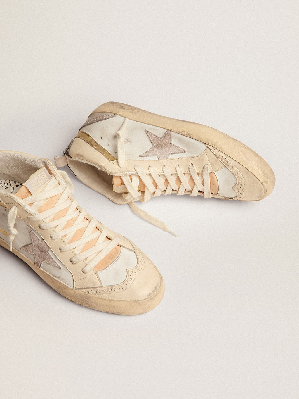Golden Goose Mid Star Donna con Stella in Suede Grigio Chiaro e Virgola Dorata