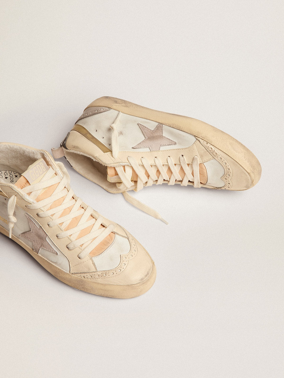 Golden Goose Mid Star Donna con Stella in Suede Grigio Chiaro e Virgola Dorata