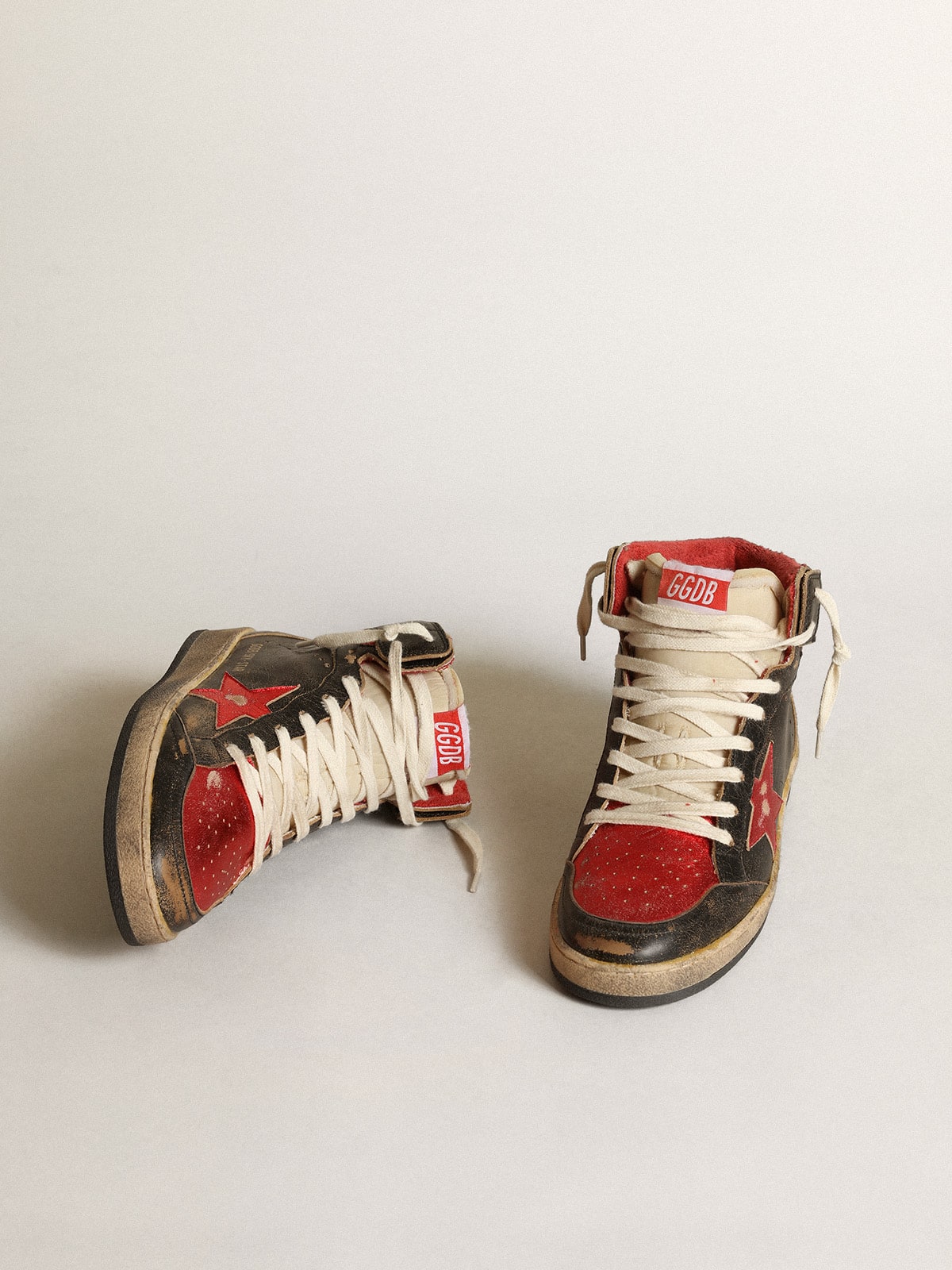 Golden Goose Sky Star Donna in Pelle Lucida Nera con Stella Rossa