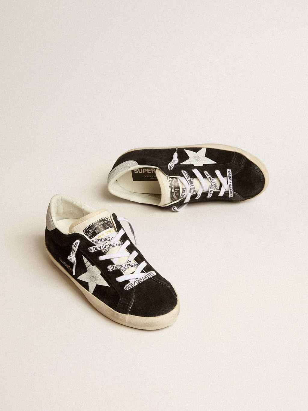 Golden Goose Super-Star Donna Ltd in Suede Nero con Stella Stampata Bianca e Talloncino in Glitter Argento