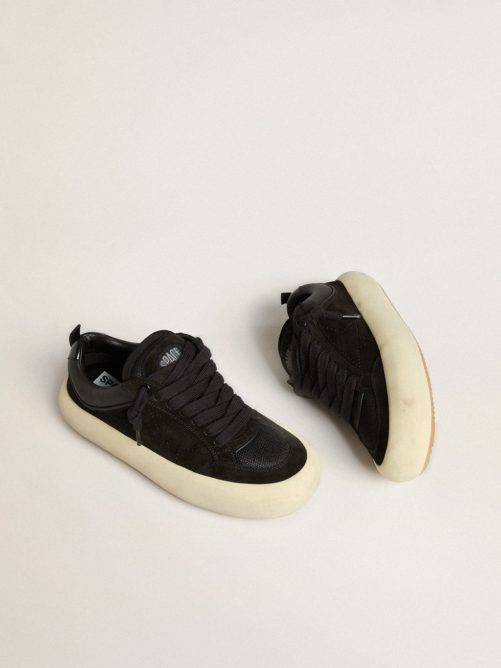 Golden Goose Space Star Cube Donna in Suede Nero con Stella Traforata
