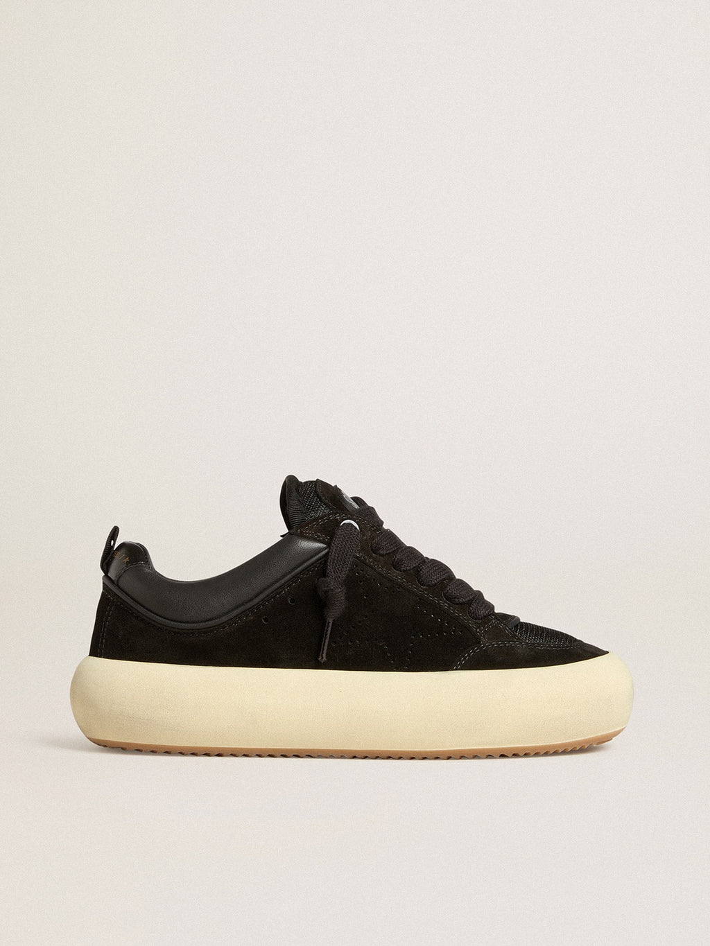 Golden Goose Space Star Cube Donna in Suede Nero con Stella Traforata