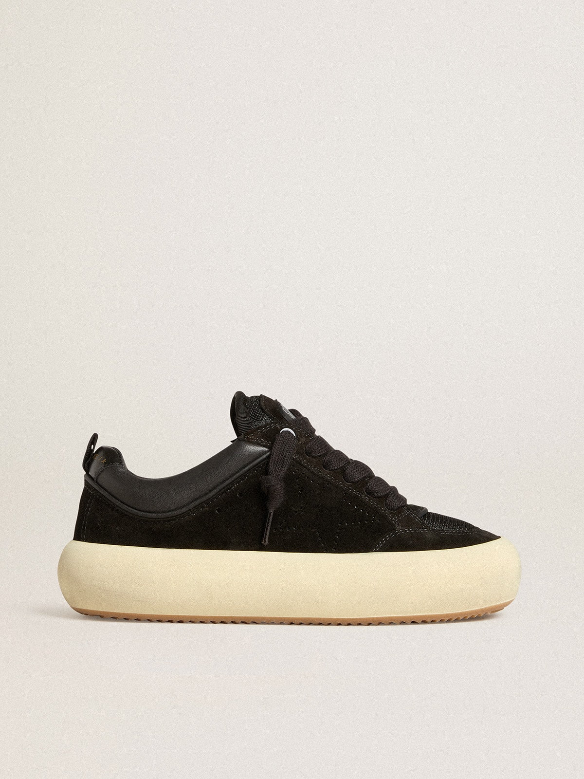 Golden Goose Space Star Cube Donna in Suede Nero con Stella Traforata