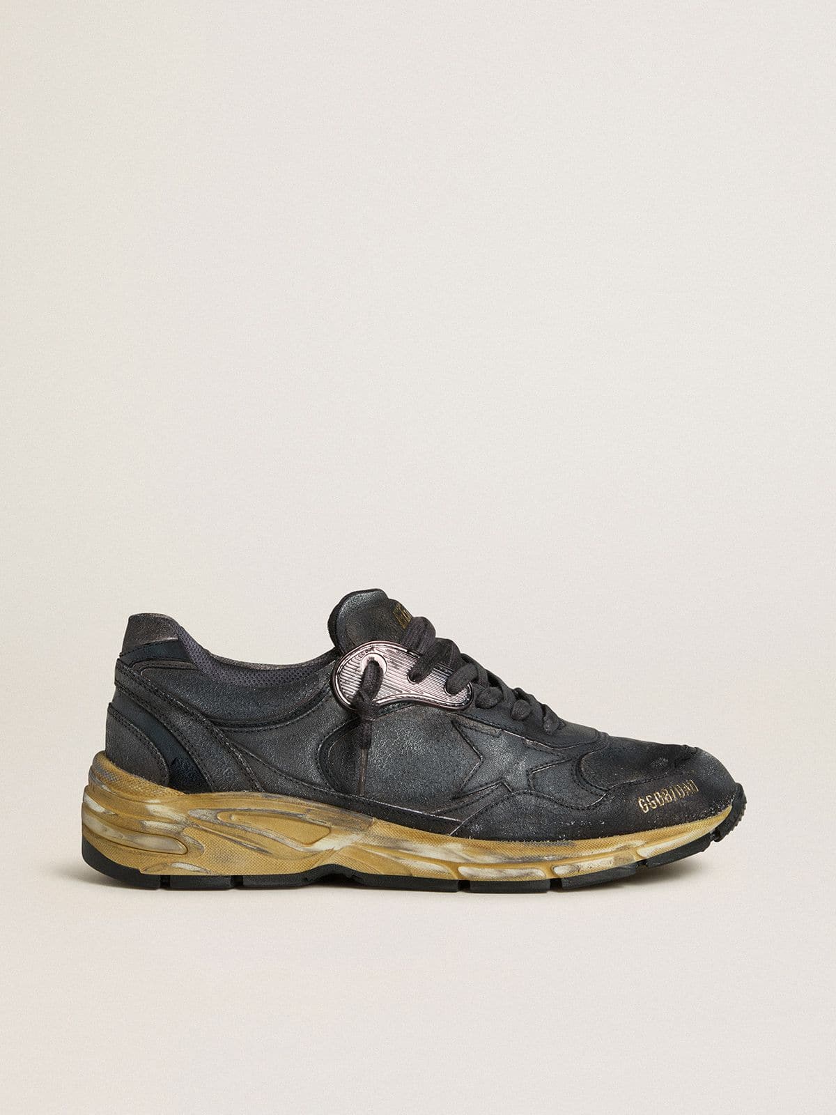 Golden Goose Dad Star Donna in Pelle Crackl  e Naplak Neri con Stella e Talloncino Neri