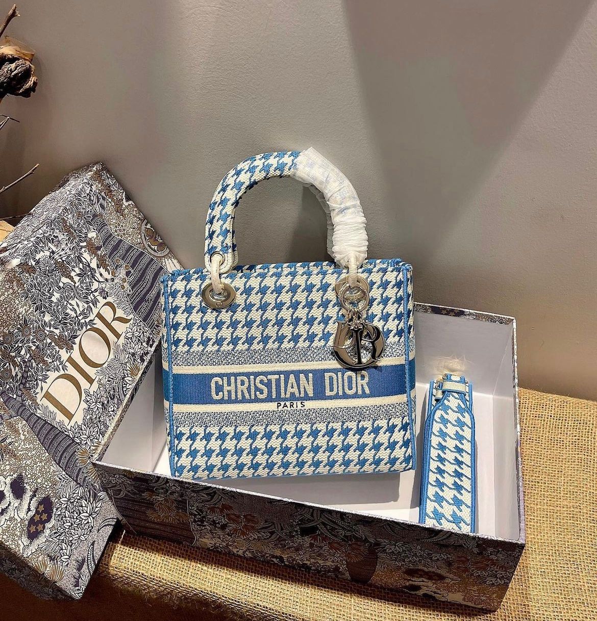 BORSA MEDIA DIOR BOOK TOTE – Accessorio premium elegante