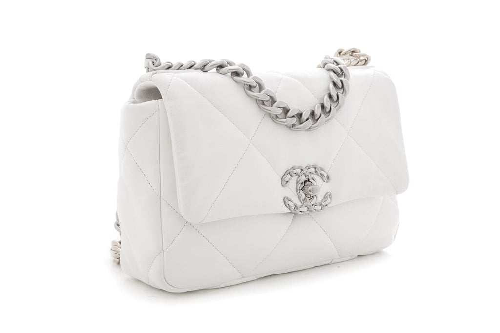 Chanel 19 White Puff Quilted Lambskin Handbag – Accessorio premium elegante