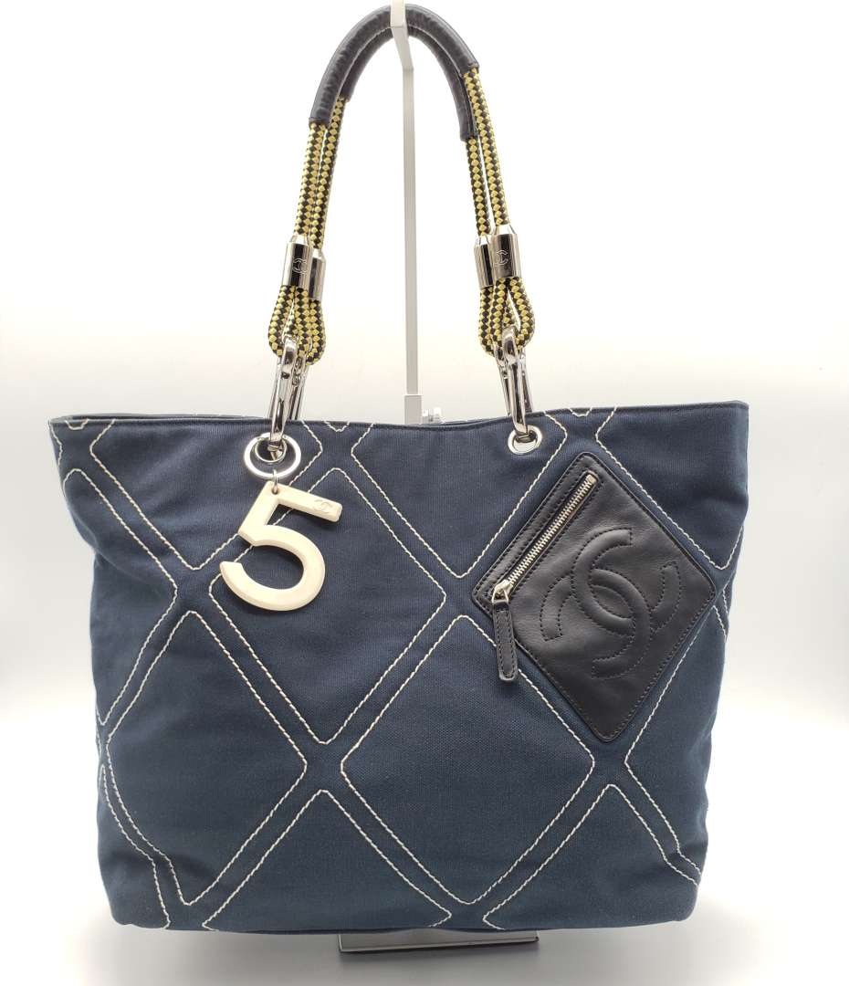 Chanel  Navy Blue Canvas Tote Bag – Accessorio premium elegante