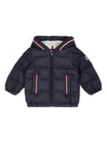 Piumino con cappuccio per neonato Moncler Enfant blu con design imbottito – Accessorio premium elegante