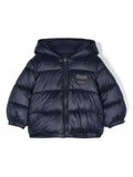 Giubbotto imbottito per neonati Moschino Kids blu con applicazione logo – Accessorio premium elegante