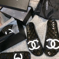 Claquettes Chanel – Accessorio premium elegante