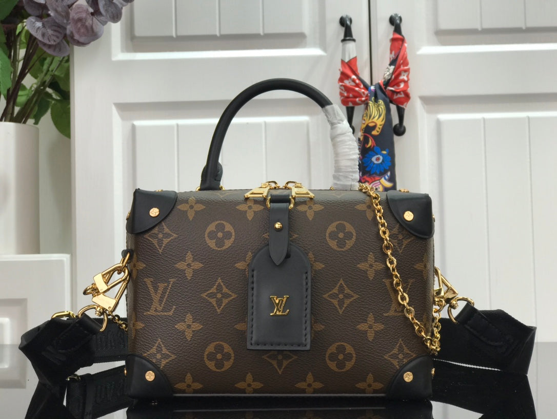 LV PETITE MALLE SOUPLE – Accessorio premium elegante