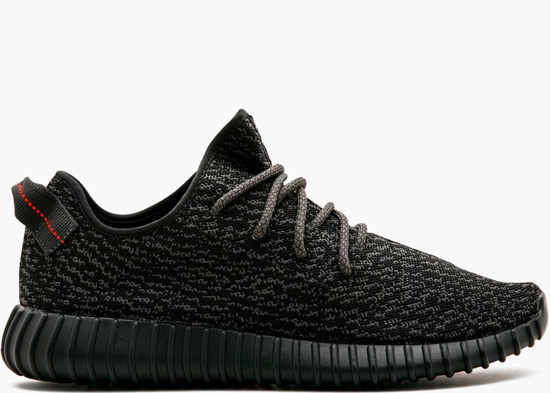 Yeezy Boost 350 V1 Pirate Black 2023 – Accessorio premium elegante